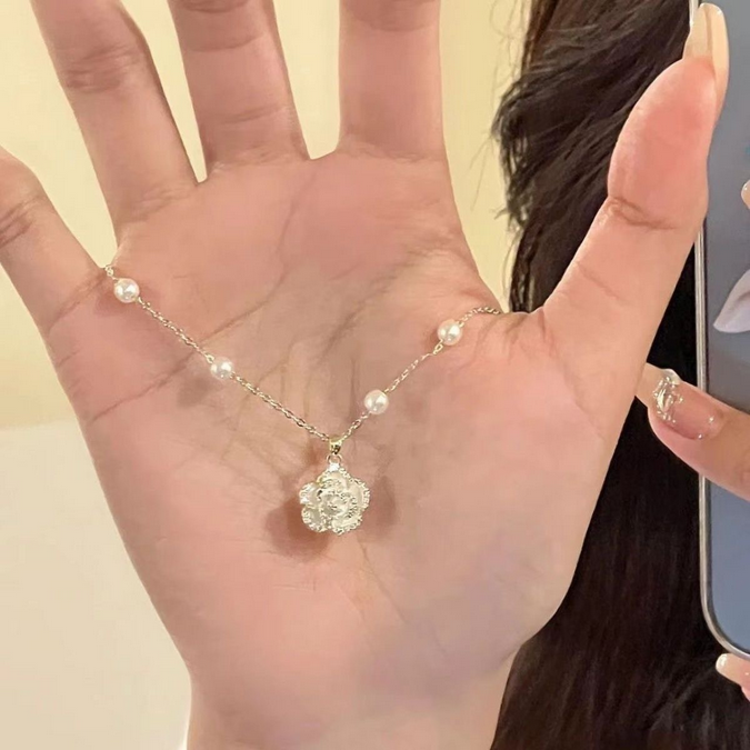 UNI-10280 -  Pearl & Flower - Necklace